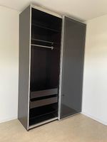 Moderner IKEA-Kleiderschrank mit Schiebetüren, schwarz, Top!