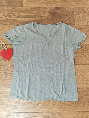 T-Shirt grün mit Knopfleiste Grösse L guter Zustand