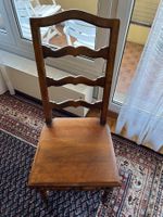 Quatre chaises en noyer massif