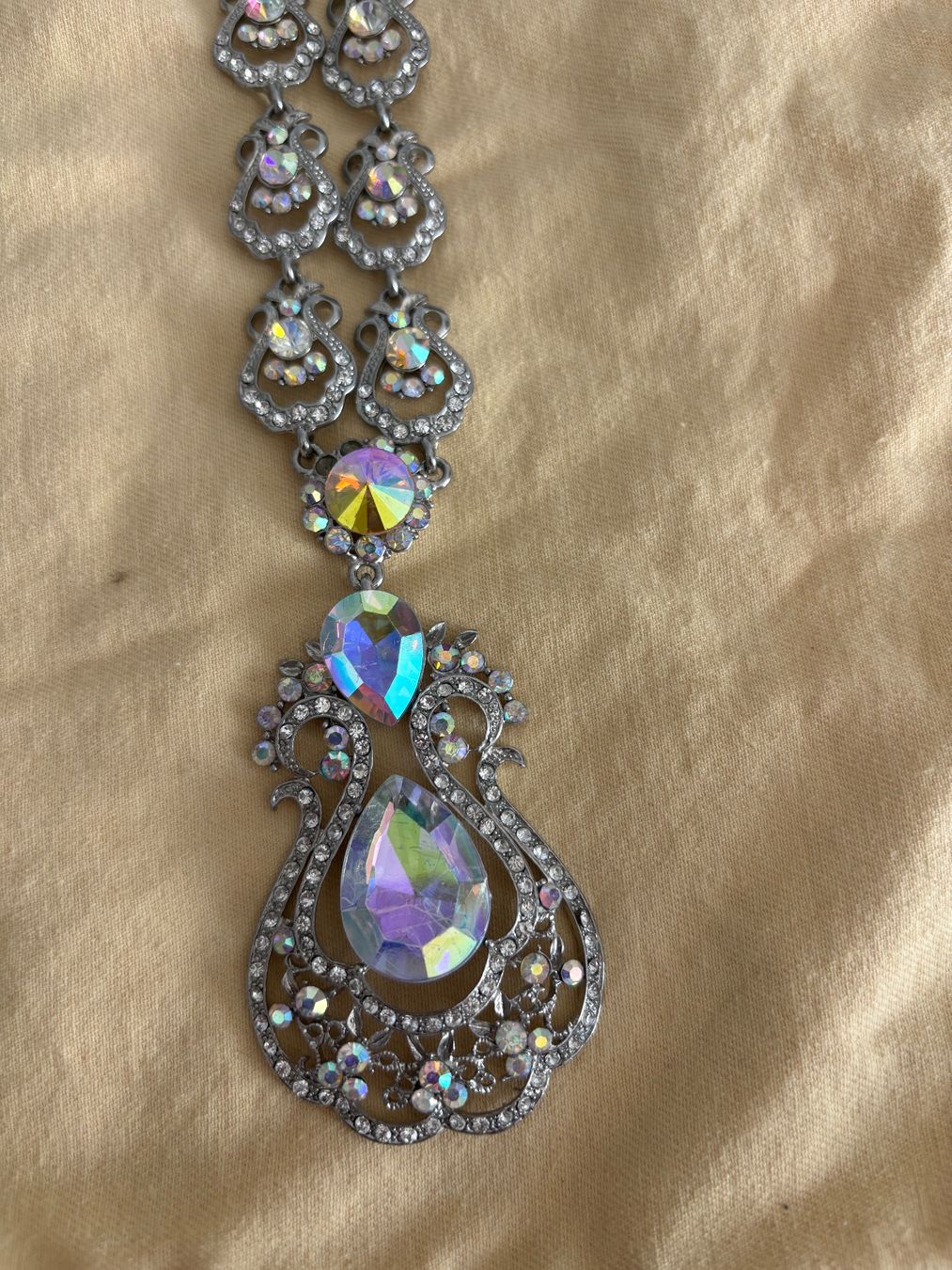 Catenine: Elegantes Statement-Collier mit funkelnden Kristallsteinen – Usato da Basel venduto da mari474