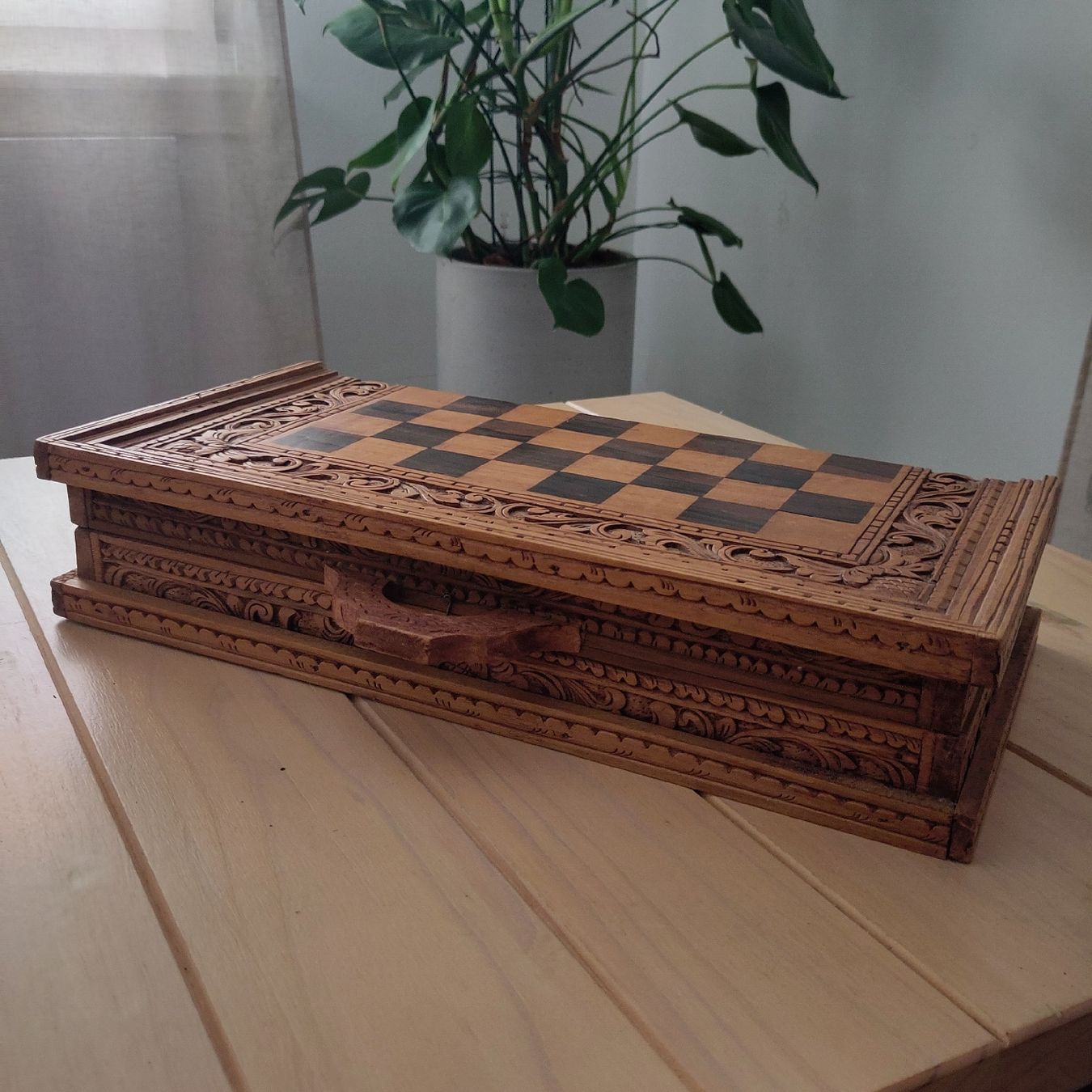 Giochi: Handgeschnitzter Spielkoffer aus Holz - Schach & Backgammon – Usato da Romanshorn venduto da SuperRetro64 6
