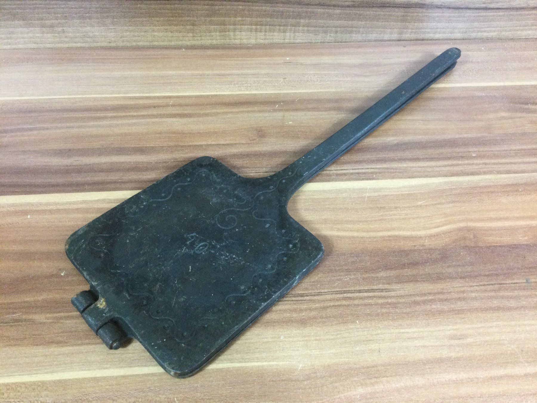 Attrezzi da lavoro: Antikes gebrauchtes Gusseisen Waffeleisen – Usato da Wangen SZ venduto da kuriosum12 5