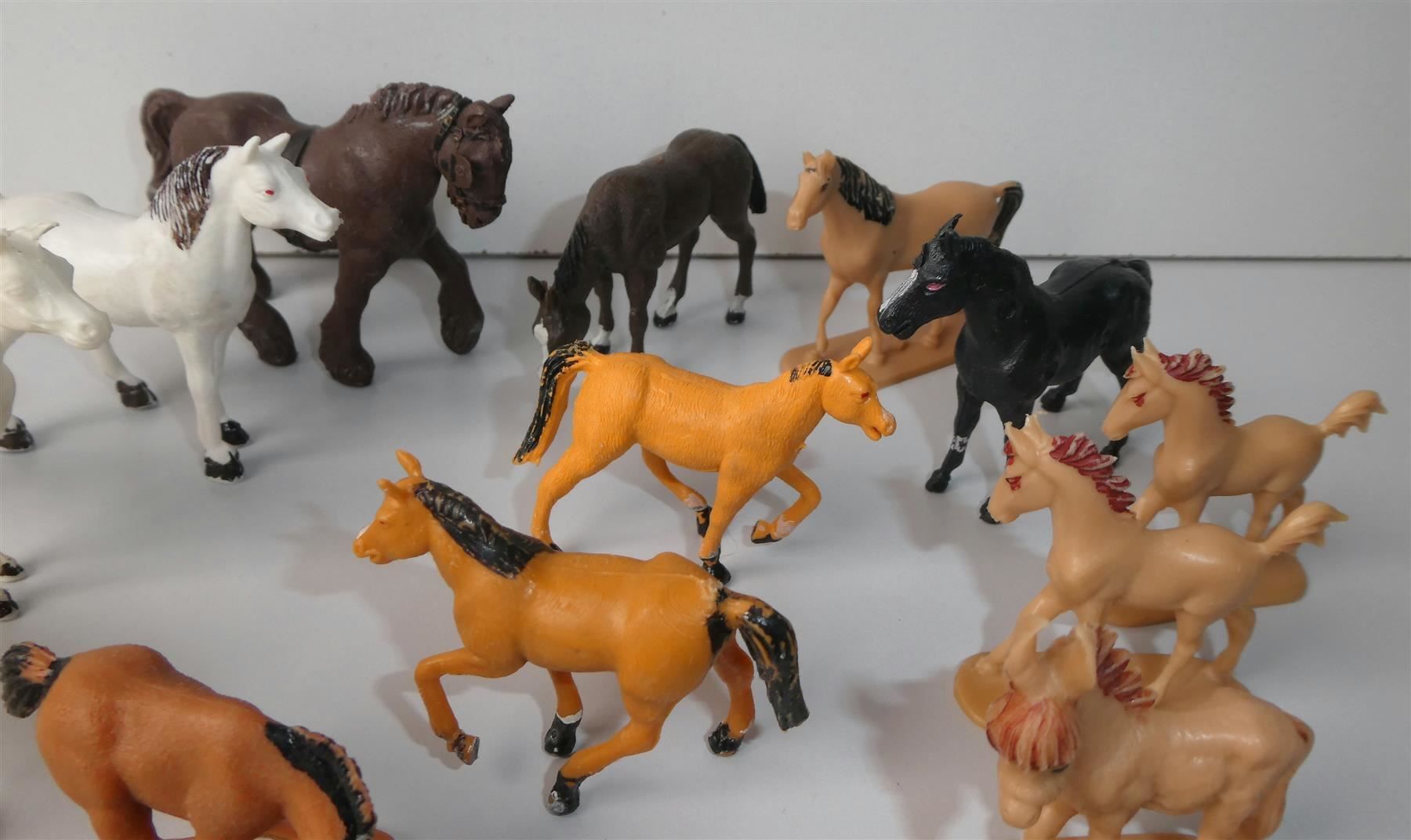 Giocattoli: 20 Pferde Tierfigur Kunststoff – Usato da Frauenfeld venduto da dhour 2