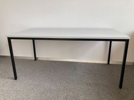 Schreibtisch