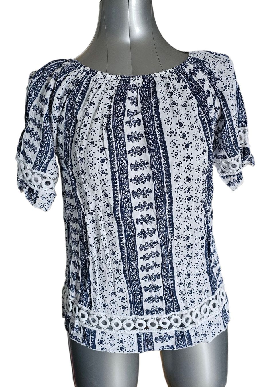 Top: Weisses Top mit blauem Muster, Gr. S – Usato da Langenthal venduto da SecondChanceShop