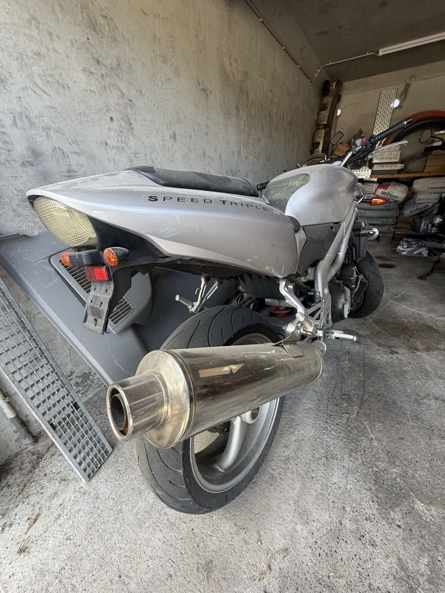 Triumph Strasse: Triumph Speed Triple 955i Unfall | Motor läuft | Bastler | E – Defekt aus Rekingen AG von AAZ01 3