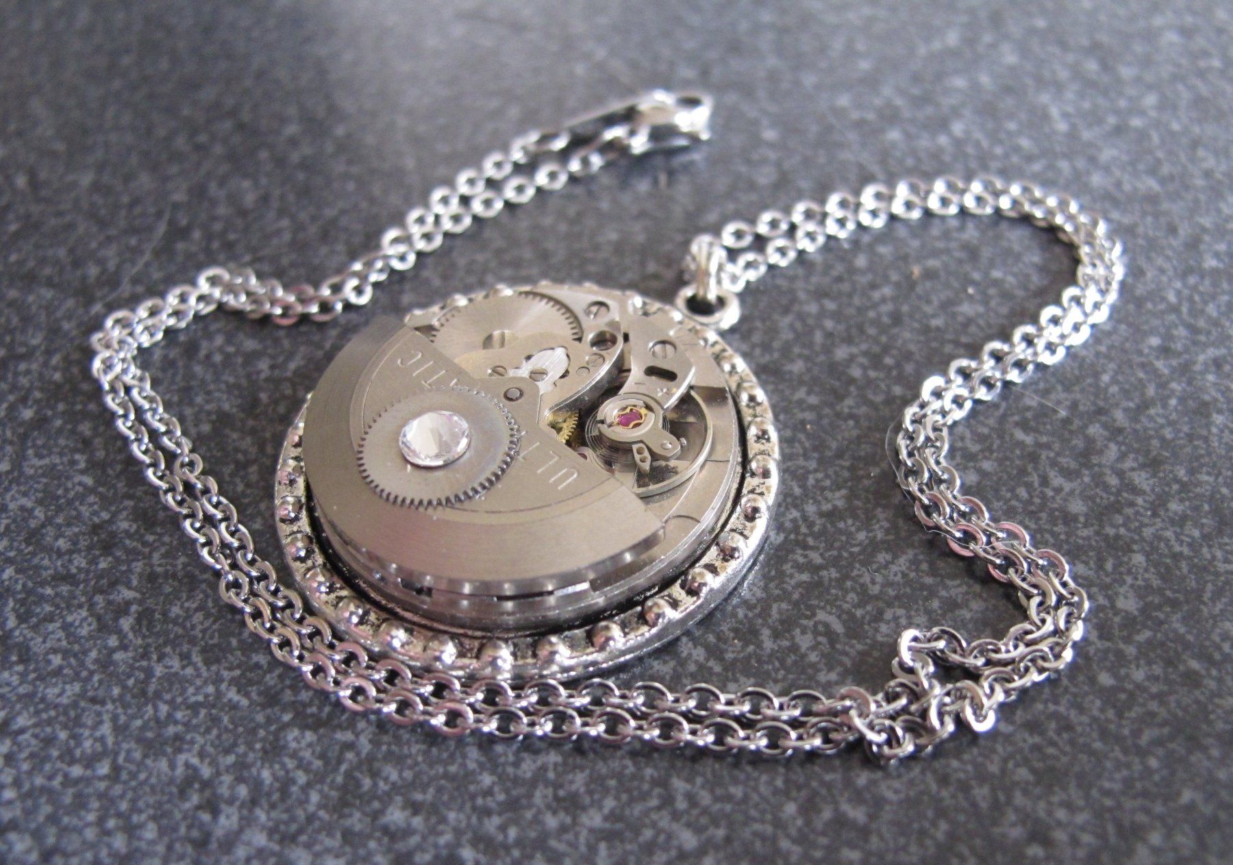 Ciondoli: Steampunk Kette mit Anhänger Uhrwerk – Nuovo (secondo la descrizione) da Schwanden GL venduto da UHRKNALL 2