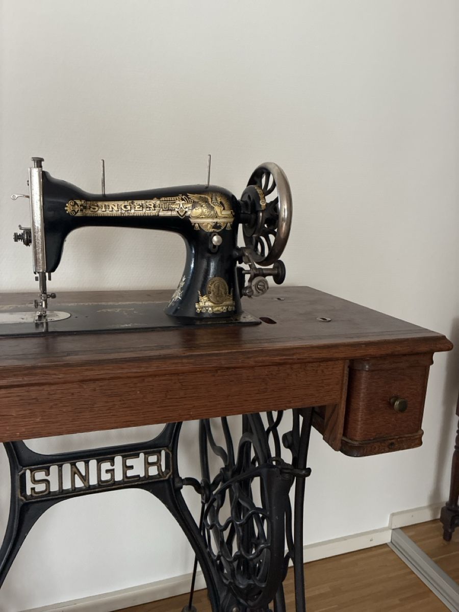 Singer Machines à coudre: Singer sewing machine with wooden table acceptable – Défectueux à Zürich par BlancaL