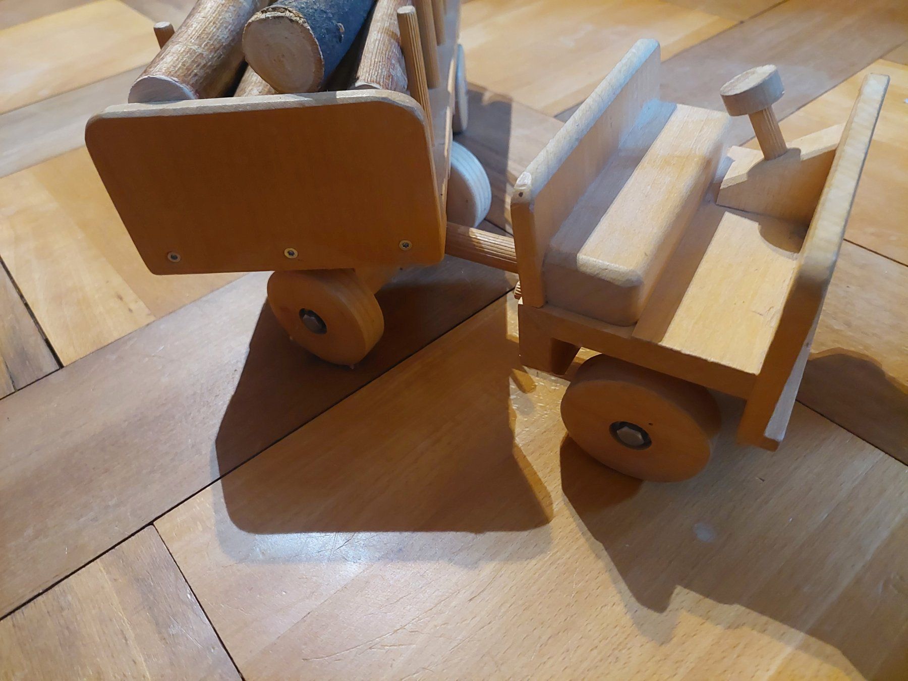 Spielzeuge: Holztransporter / LKW Baumstämme – Gebraucht aus Beckenried von Havacola 4
