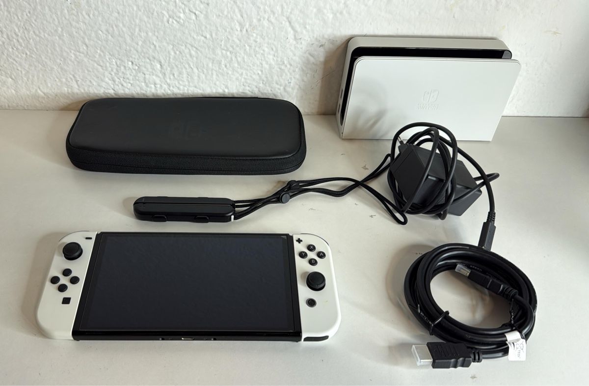 Nintendo Konsolen: Nintendo Switch OLED White Console - With a Screen Protector – Gebraucht aus Ehrendingen von bubulence 2