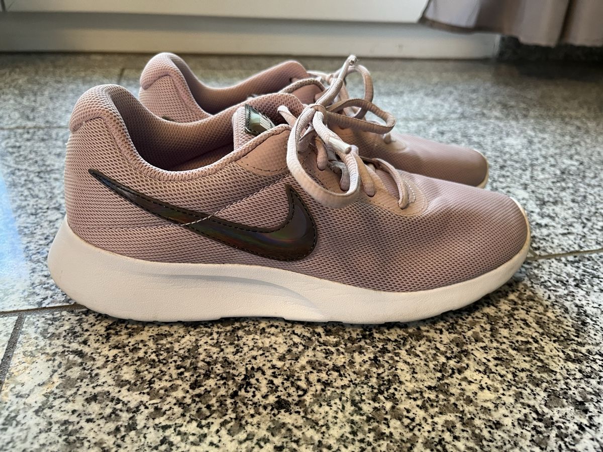 Nike Scarpe da donna: Nike Tanjun Sneaker rosa – Usato da Densbüren venduto da Powpow 2