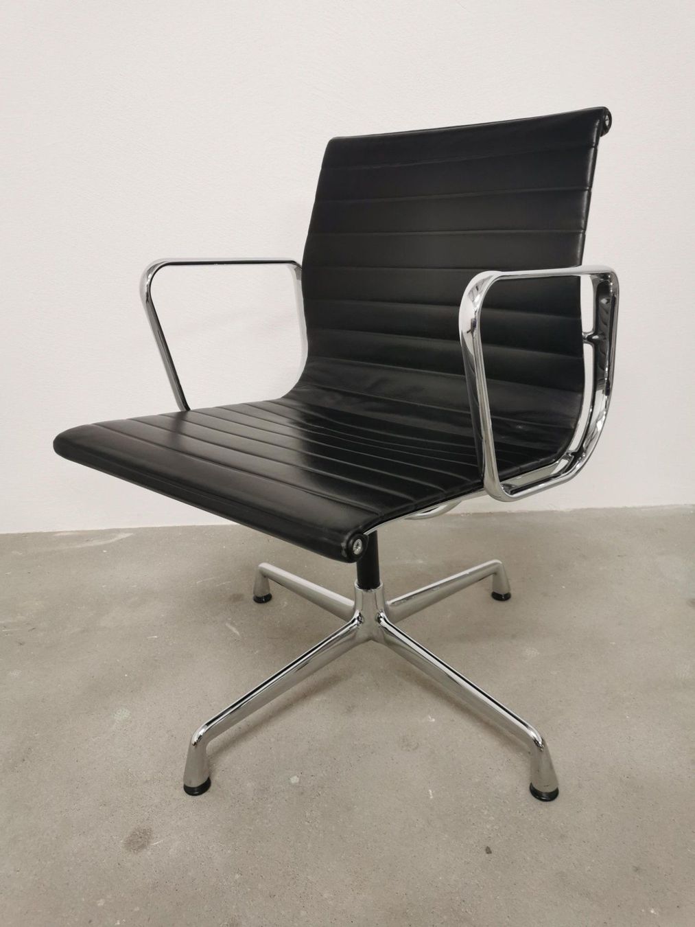 Vitra Poltrone: Vitra Eames Aluminium Chair EA 108 Leder schwarz – Usato da Ruswil venduto da GARAN 4