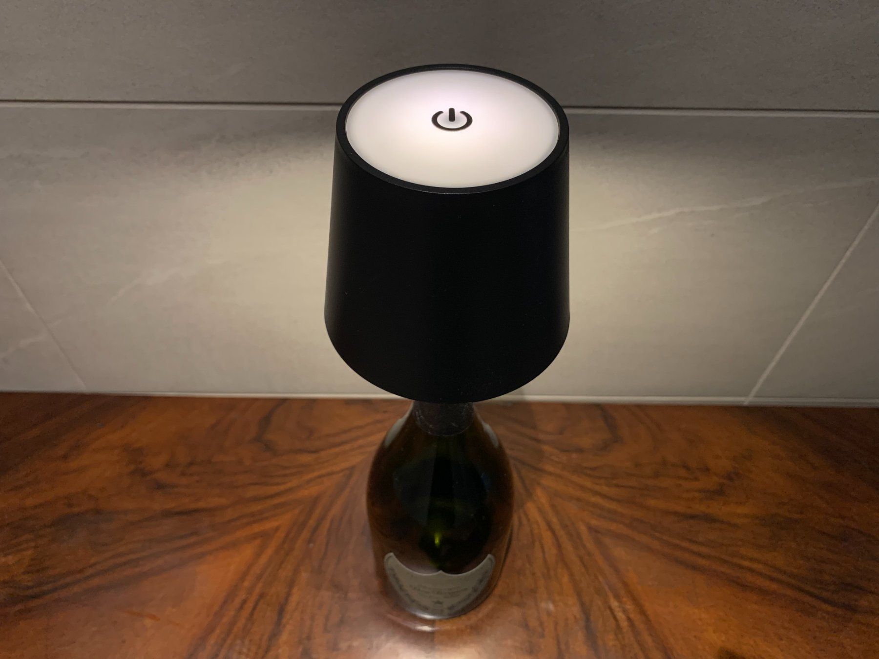 Lampade: Tischlampe für Flasche mit Akku – Nuovo e nell'imballaggio originale da Aarburg venduto da 2..0 2