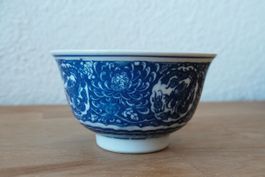 Kleine chinesische Tasse in Blau-Weiss