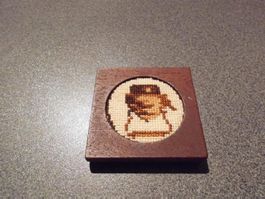 Bild gestickt, rund, Hund, Rahmen dunkel