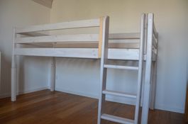 Flexa-Halbhochbett mit Leiter und Vorhang