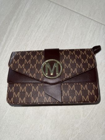 Braune Handtasche mit M-Muster, neuwertig, Herbst-Look