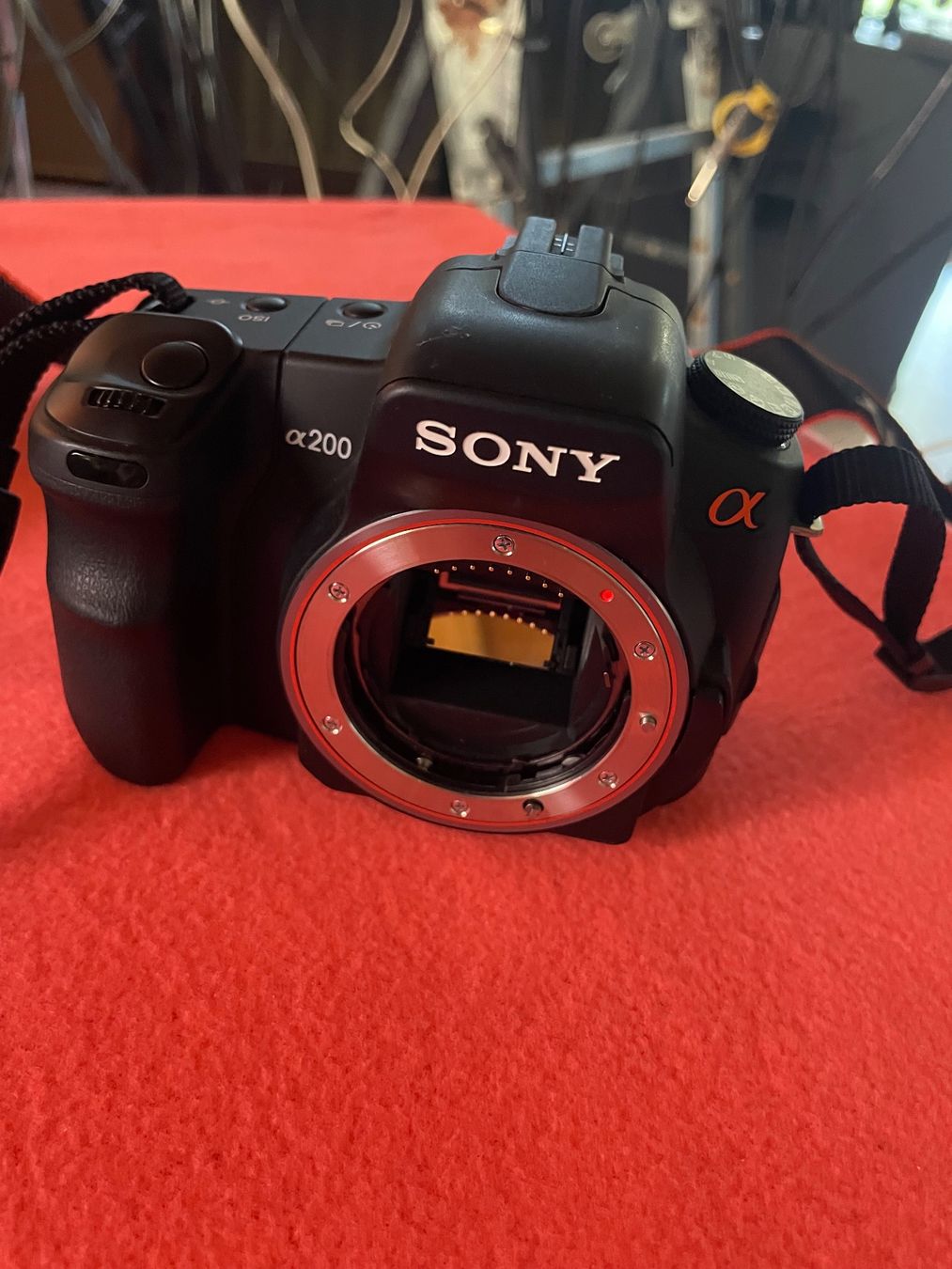 Sony Fotocamera: Sony Alpha A200 Digitalkamera Spiegelreflex – Usato da Zürich venduto da Arcana_Fail