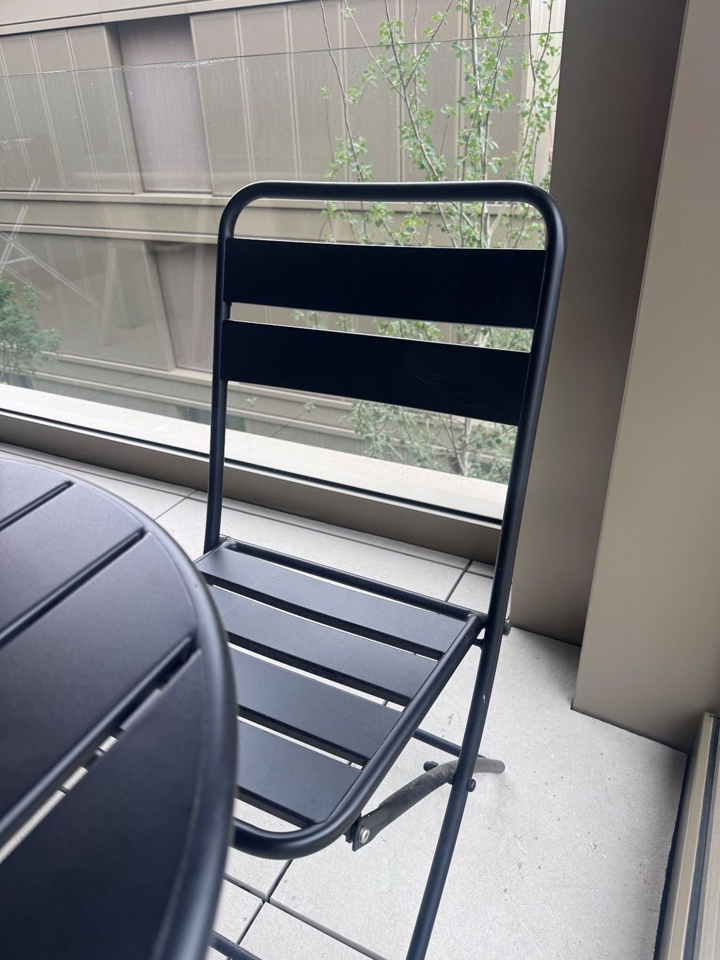 Set di tavolo e panche: Kleiner Gartentisch inkl. zwei Stühle – Usato da Zürich venduto da Sammirmir 2