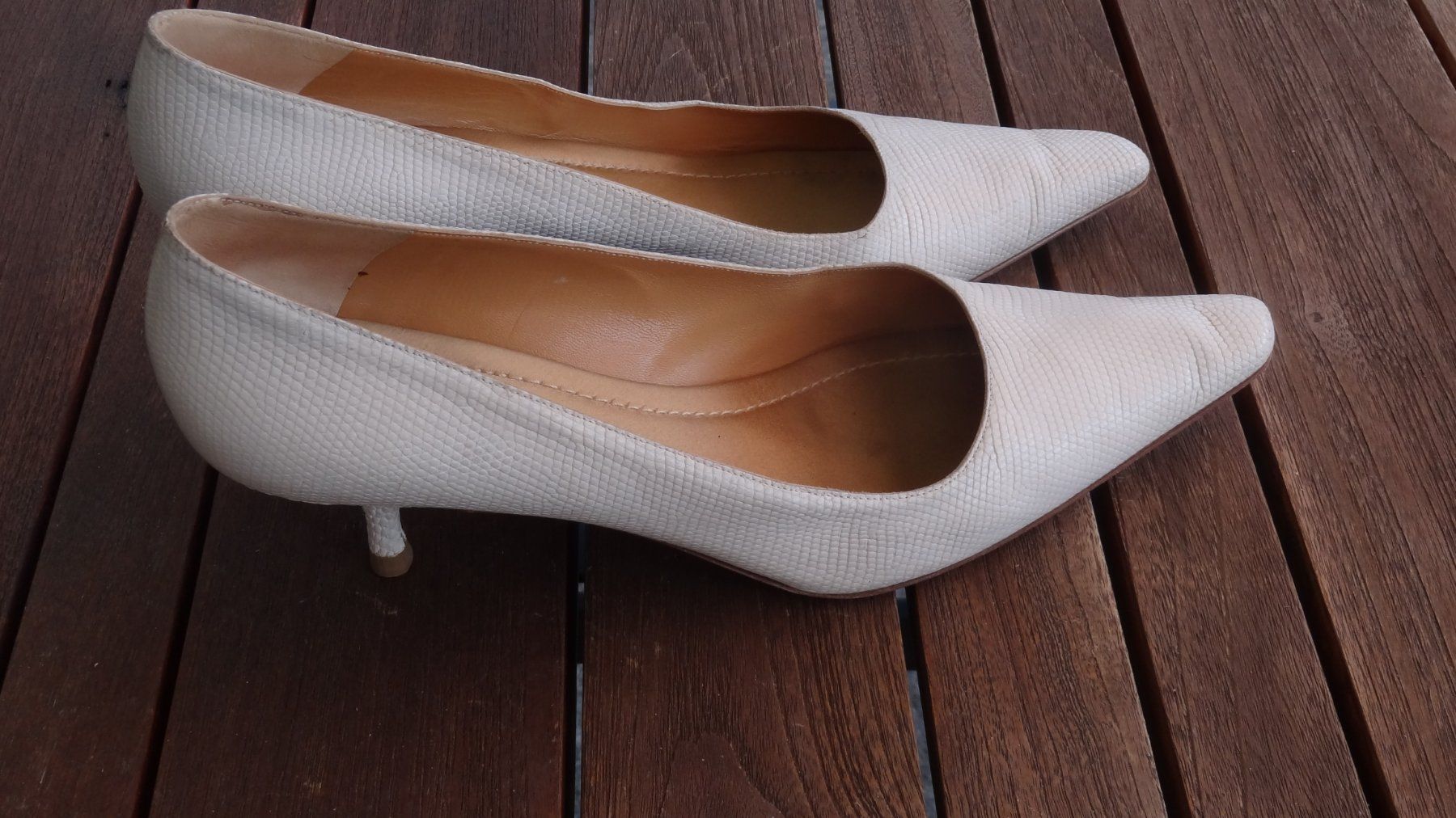 Scarpe da donna: Pumps, weiss, geprägtes Leder – Usato da Erlenbach ZH venduto da November-Ergometer 1