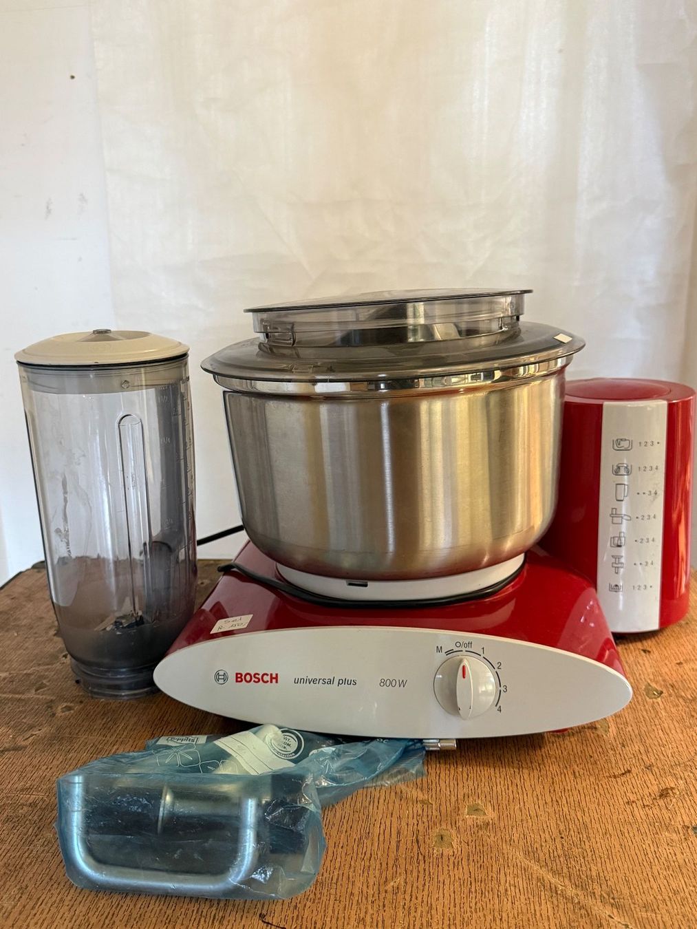 Bosch Küchengeräte: Bosch Universal Plus Küchenmaschine 500W rot – Gebraucht aus Münchenstein von tsp01