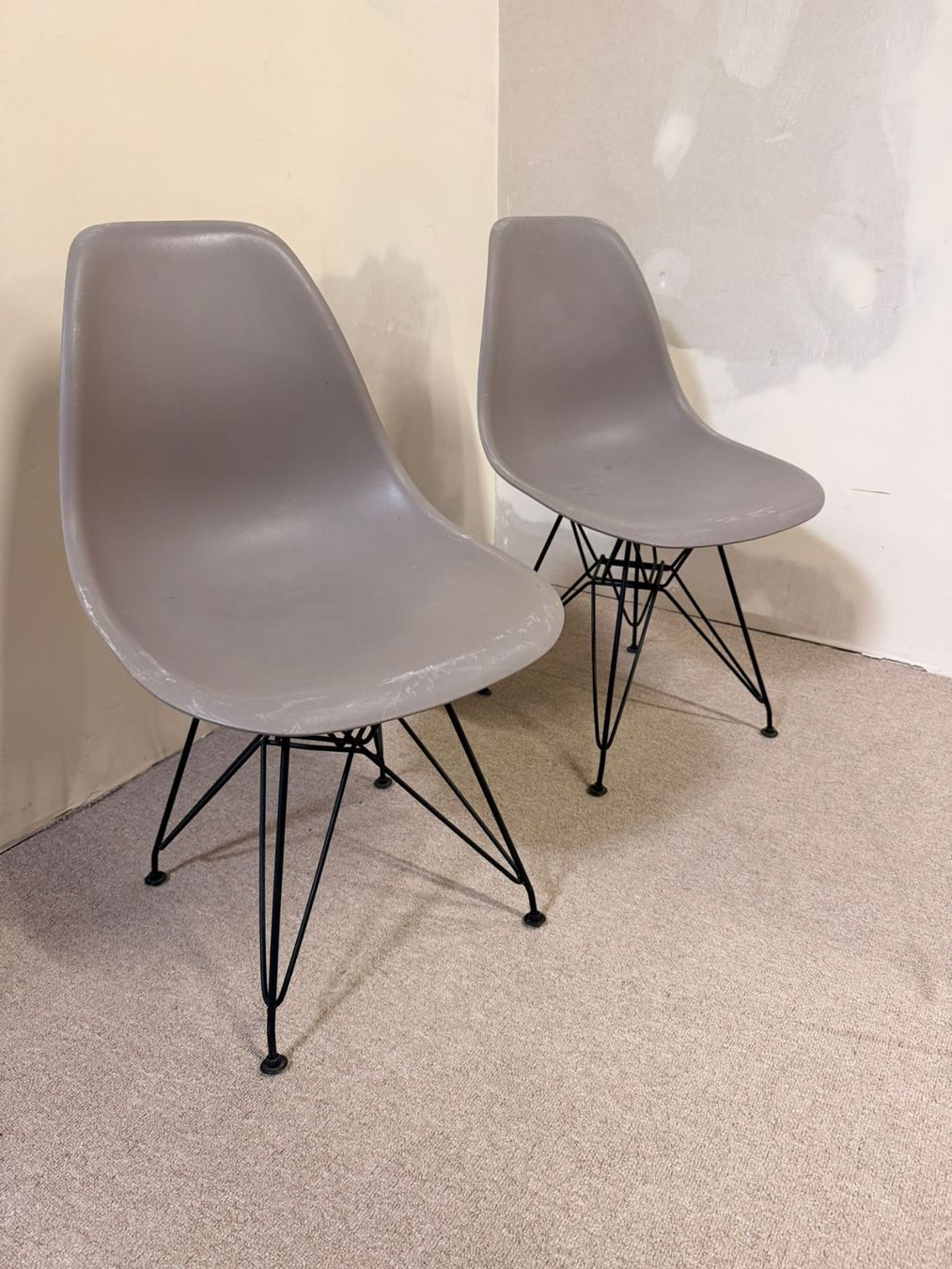 Stühle: Design Schalenstuhl grau ähnlich wie Vitra Eames – Gebraucht aus Rickenbach ZH von Der-Insider 1