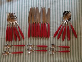 26- teiliges Besteck mit roten Griffen - 260764