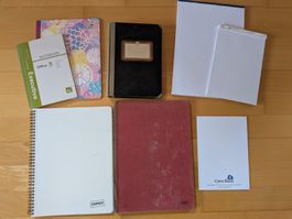 Diverse leere Notizblöcke und Hefte