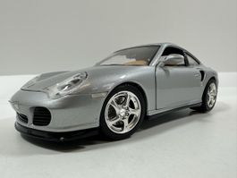 Porsche 911 (996) Turbo 1:18, silber, BBURAGO