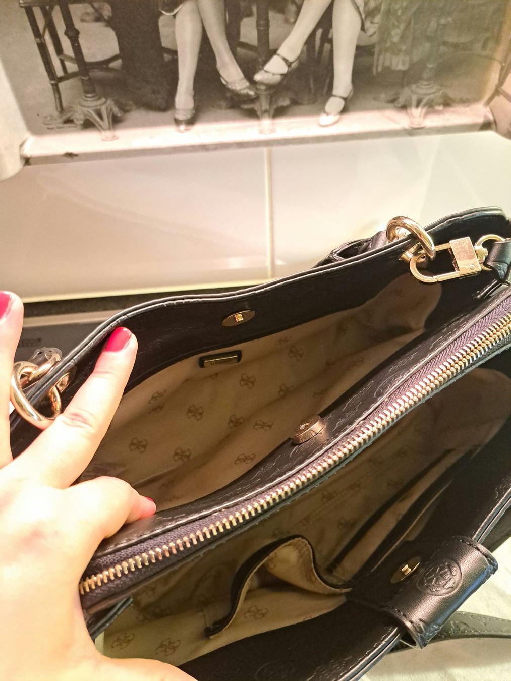 Borse da donna: Guess Handtasche Schwarz/Gold – Usato da Sisseln AG venduto da schenk-figuren 6