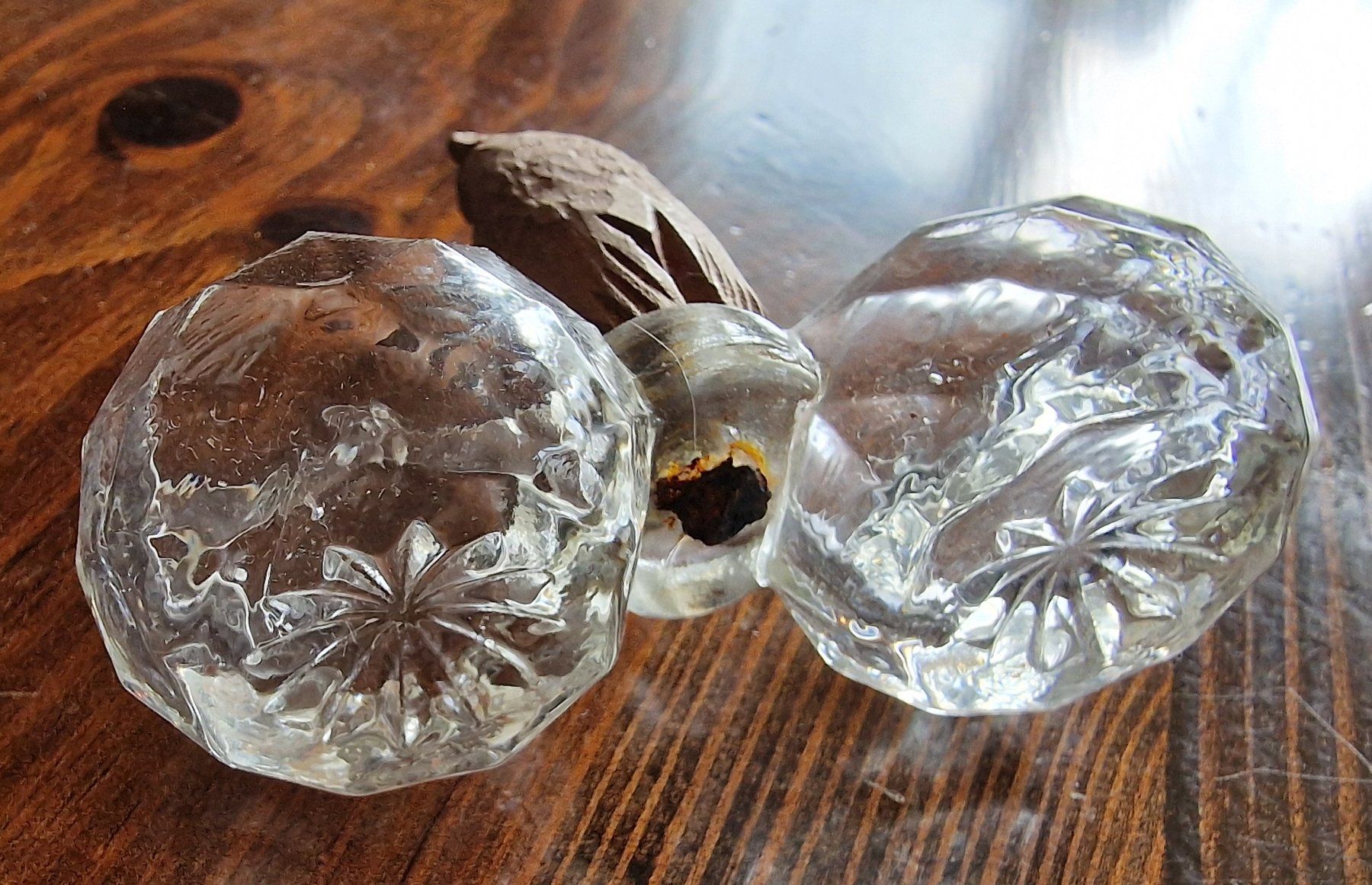 Statuette: geschnitztes Bärchen mit zwei Glasschälchen  -  Brienz – Usato da Röthenbach i. E. venduto da Heureka5 4
