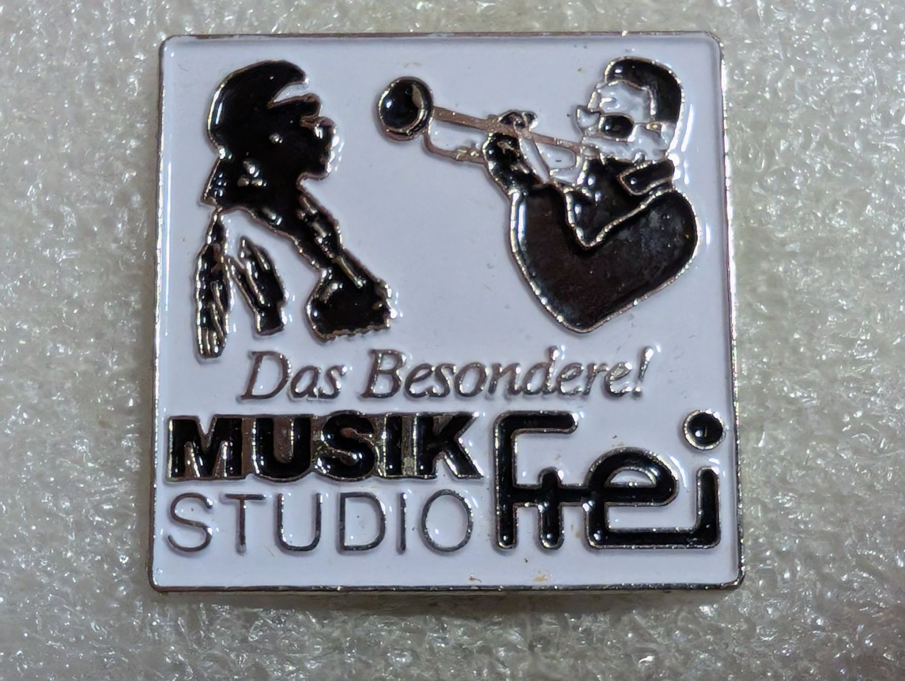 Plaketten & Abzeichen: Ansteckpin 215: Musik Studio Frei – Gebraucht aus Oppligen von Pin-Fall-Shop