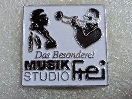 Ansteckpin 215: Musik Studio Frei