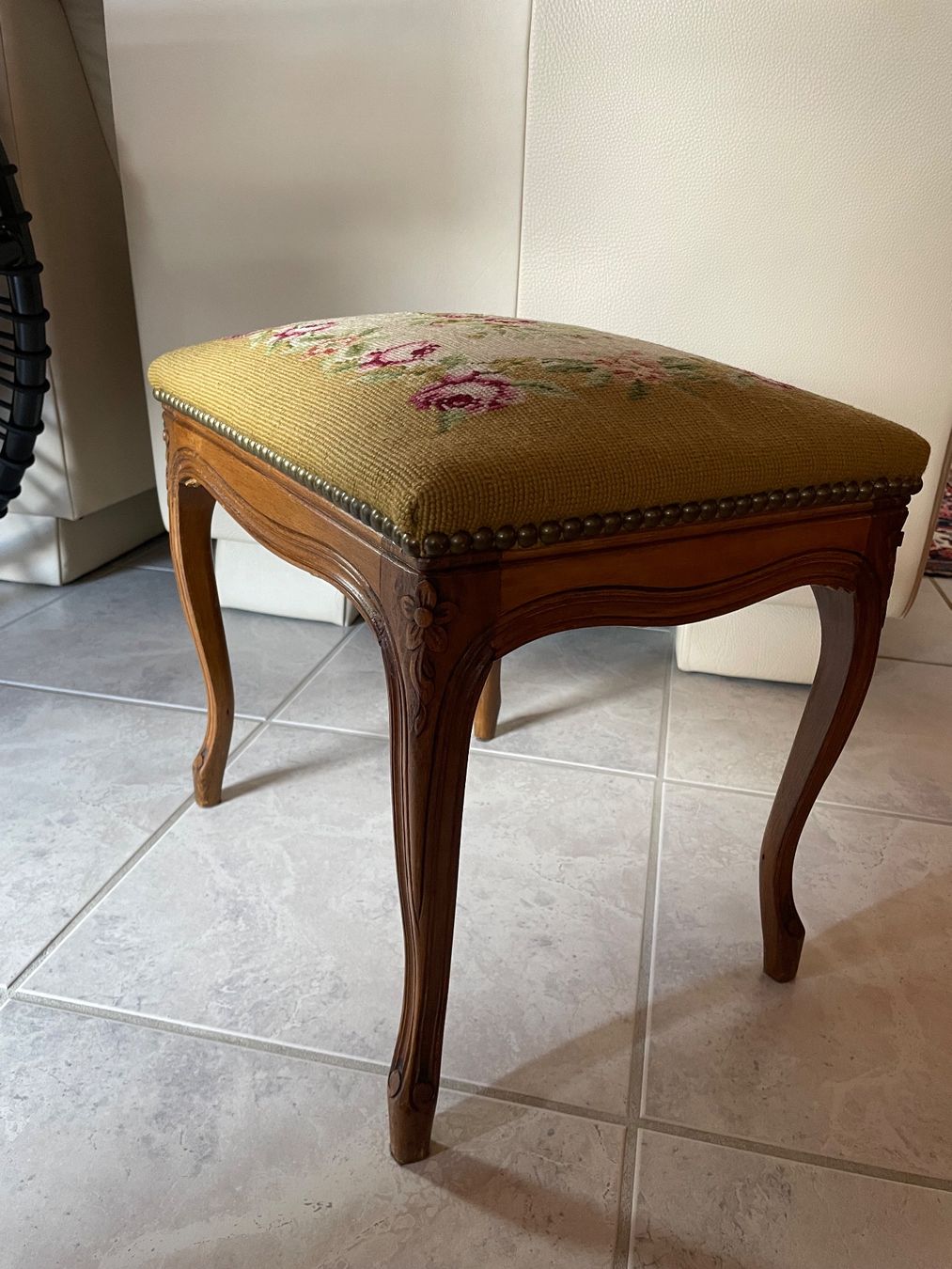 Sgabelli: Antiker Hocker mit Gobelin Bezug – Usato da Luterbach venduto da vac_yv8x 3