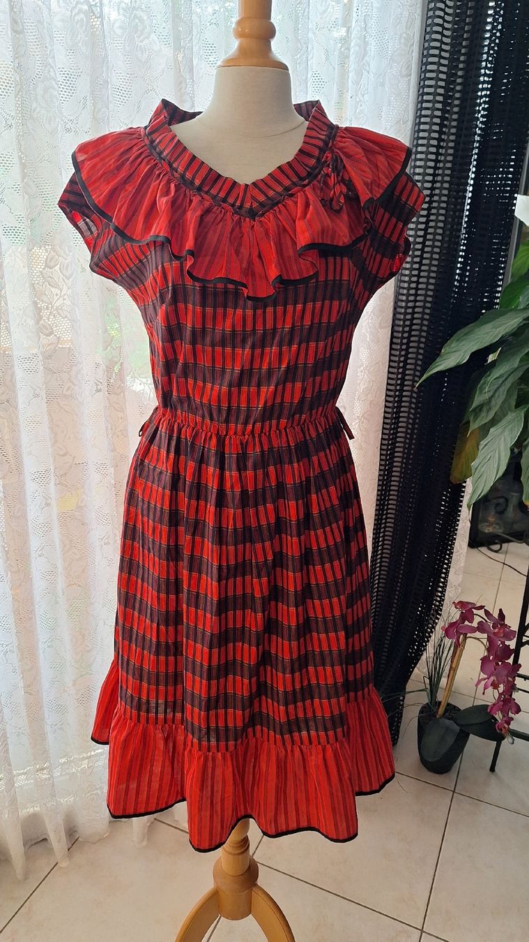 Vestiti: Robe vintage 38-40 – Usato da St-Triphon venduto da Jldr0