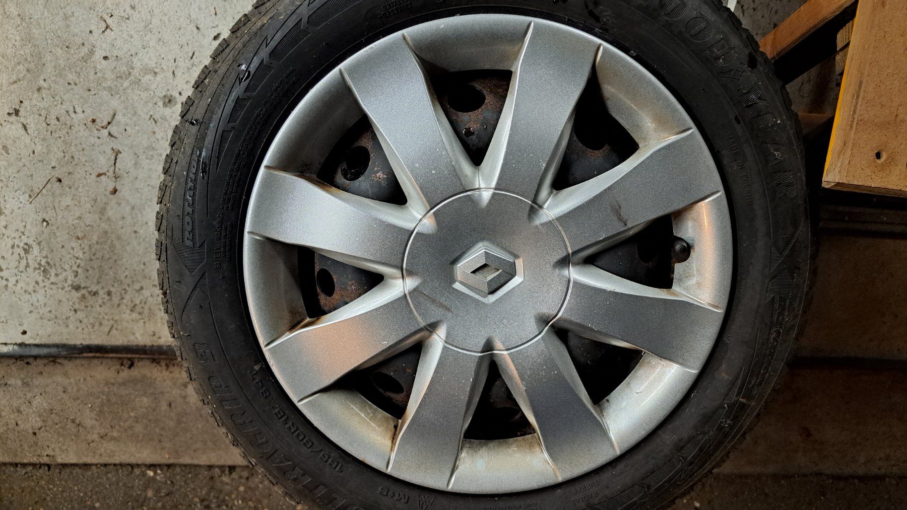 Pneus & Roues: Winterpneu mit Stahlfelgen Renault Modus – D'occasion à Müllheim par Ktmfahrer 1