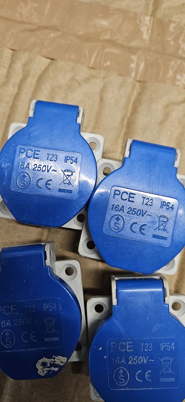 Feller Spine: 4x PCE T23 IP54 Steckdose 16A 250V~  – Usato da Baar venduto da Vel...Baar45 3