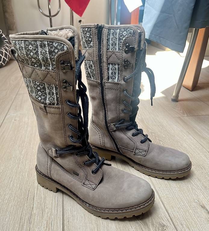 Scarpe per ragazze: Winterstiefel  – Usato da Niederhünigen venduto da chiara.montrasio
