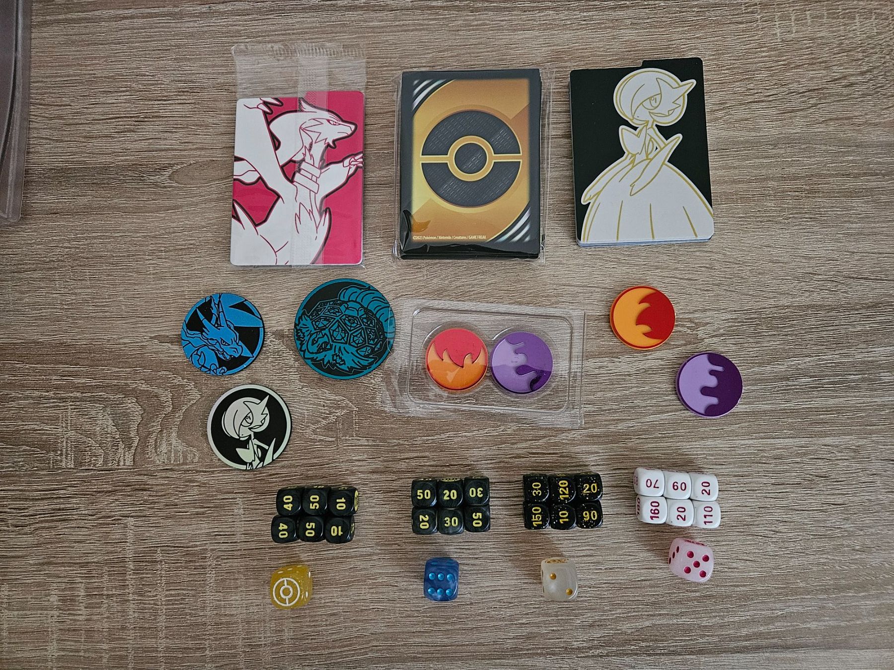 Giochi: Pokemon dices and sleeves – Usato da Basel venduto da sad_bcq7
