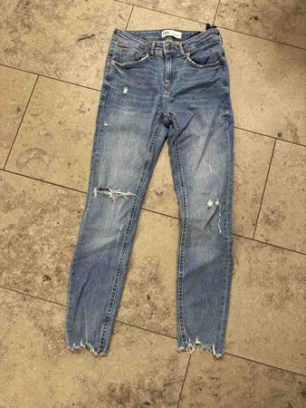 Zara Jeans blau mit Rissen und Fransen