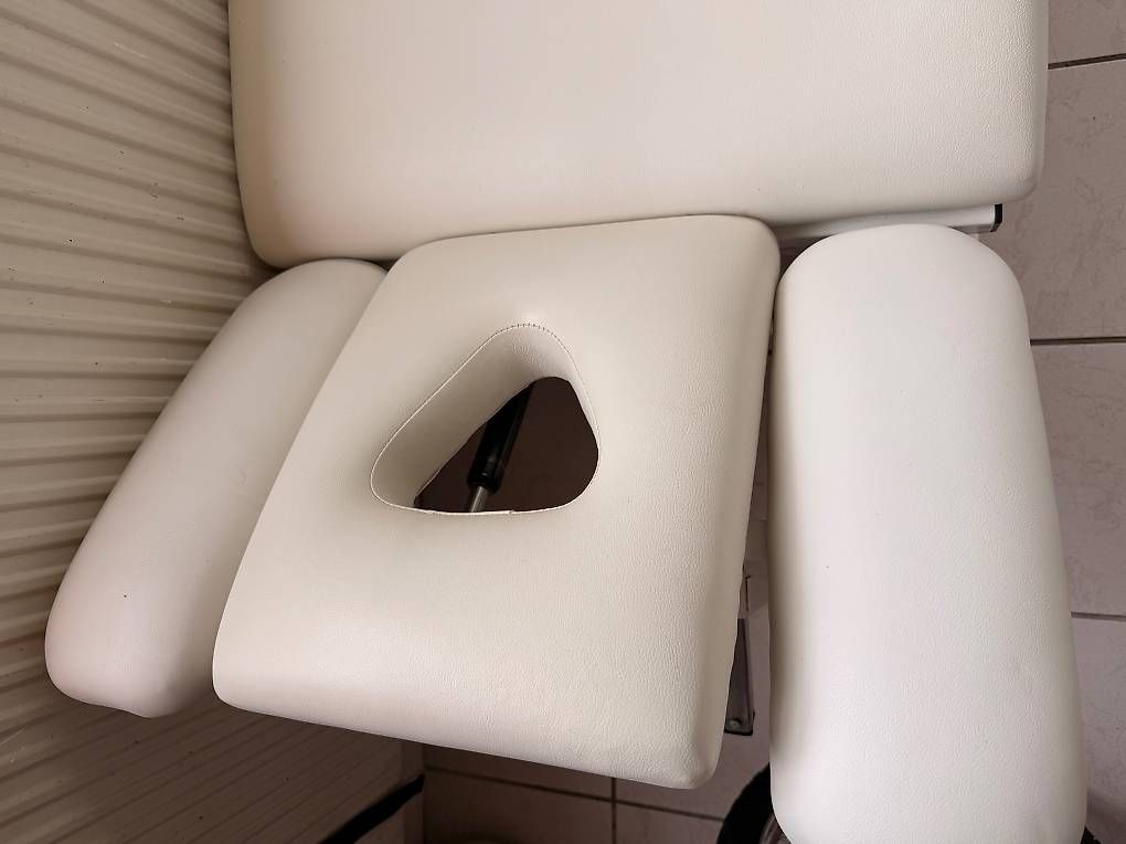Lettini & sedie per cosmetici: Behandlungsliege / Massageliege mit verstellbarem Kopfteil – Usato da Bern venduto da bbr_jv7s 2