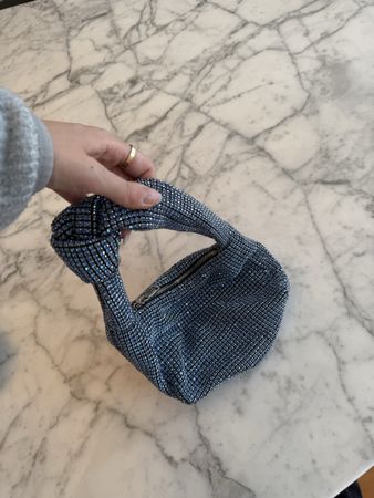 Blaue Glitzertasche