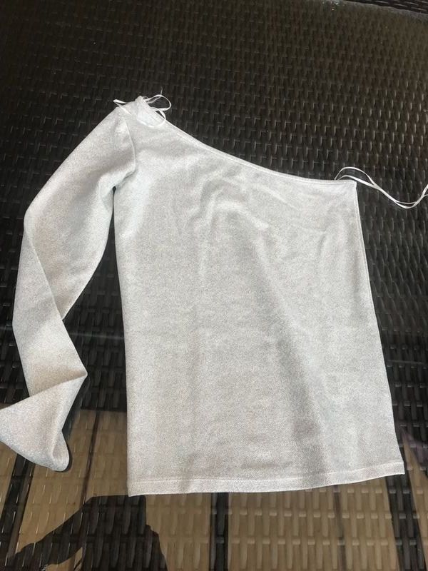 Pullover & Sweatshirts: Mädchen Sweatshirt 1 Ärmel mit Glitzer XS – Neu (gemäss Beschreibung) aus Bergdietikon von antovale