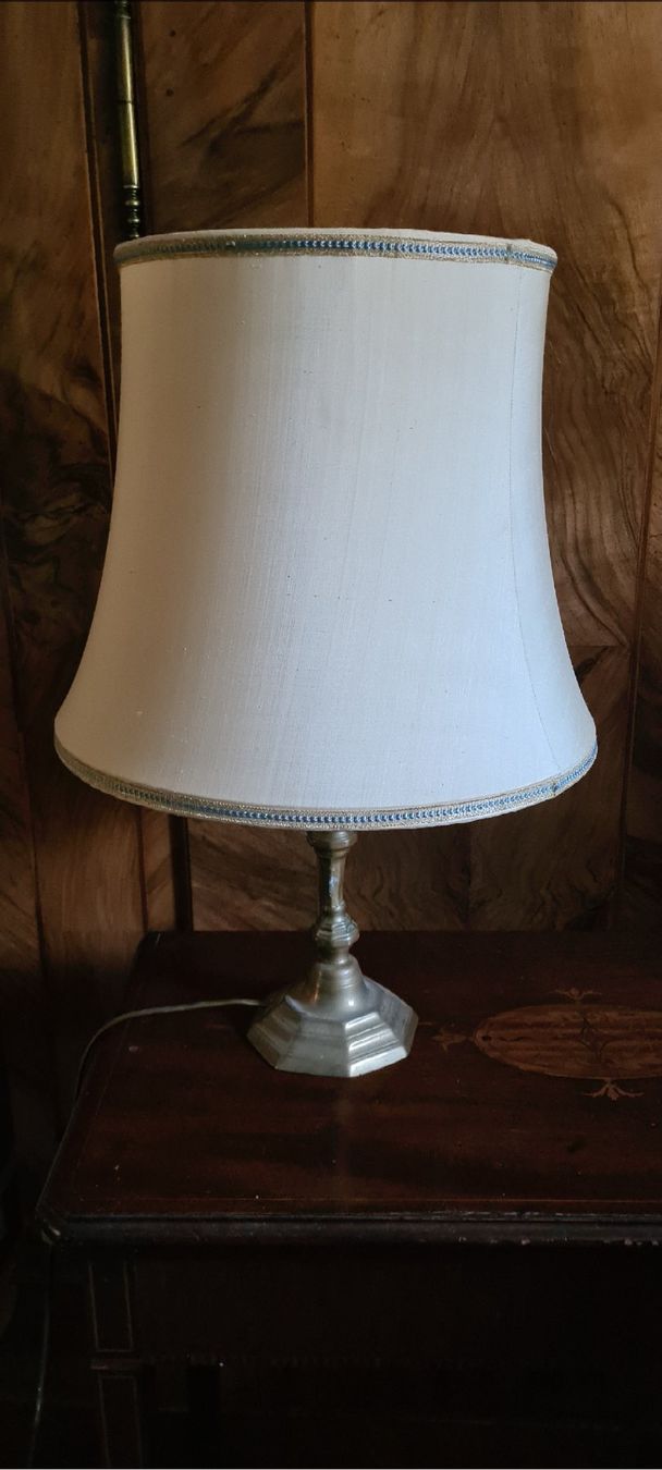 Lampade: Antike Messing Tischlampe mit Seidenlampenschirm – Usato da Füllinsdorf venduto da Sternenblick19 1