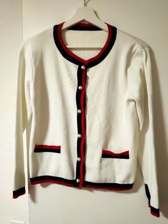 Elegante Strickjacke mit Perlenknöpfen - Grösse M Top!