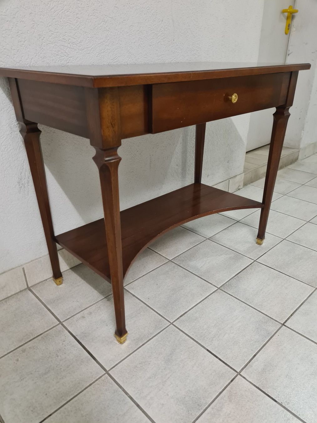 Schreibtische: Bureau petit – Gebraucht aus Monthey von 187-zeroo 2