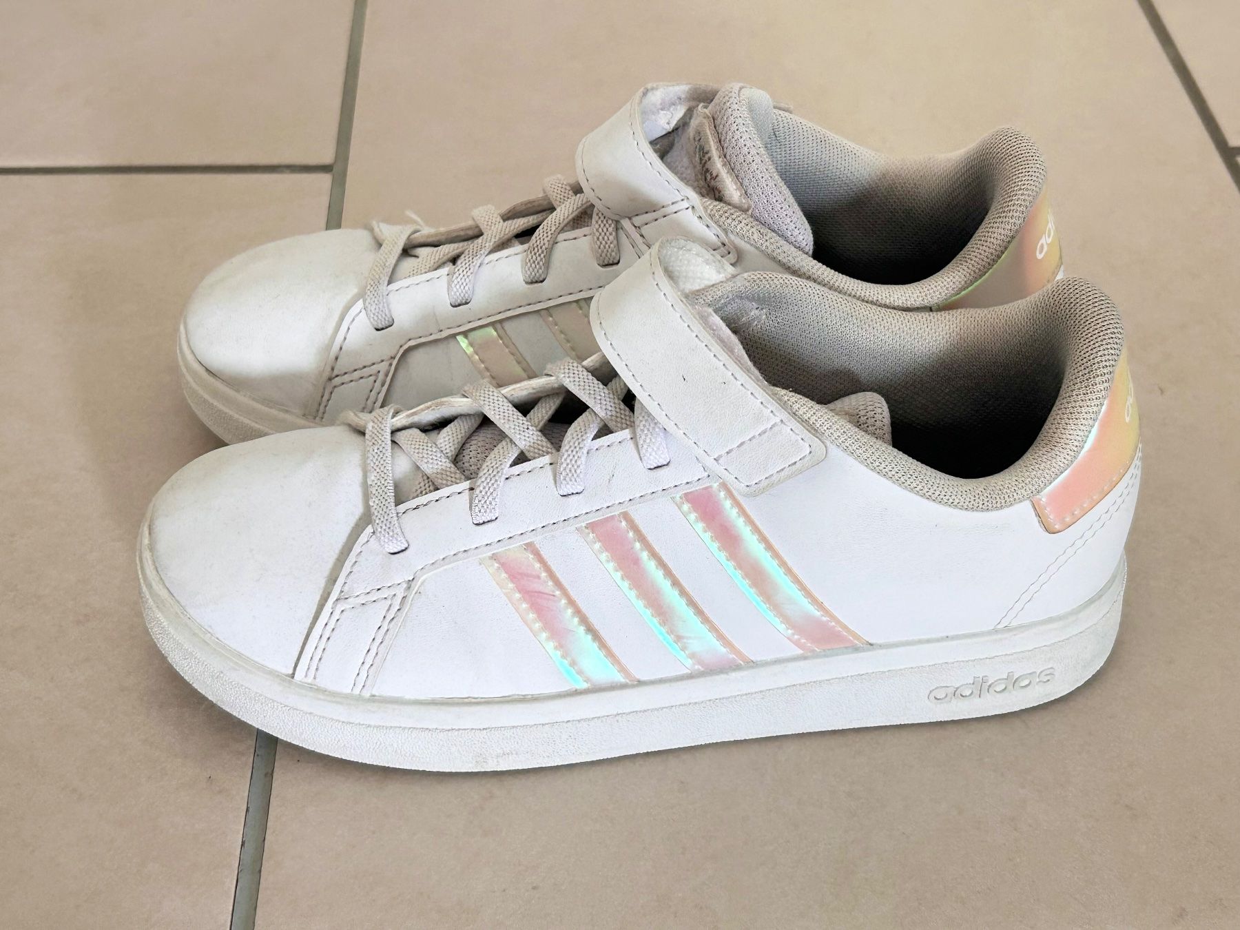 Adidas Chaussures filles: Scarpe Adidas nr 35 – D'occasion à Bellinzona par RossoScarlatto
