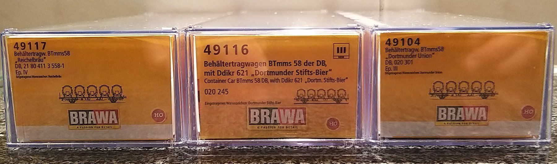 Brawa Modellini di ferrovie: BRAWA - 3 verschiedene Bierbehältertragwagen der DB – Nuovo e nell'imballaggio originale da Rotkreuz venduto da MOBAHN-1zu87 3