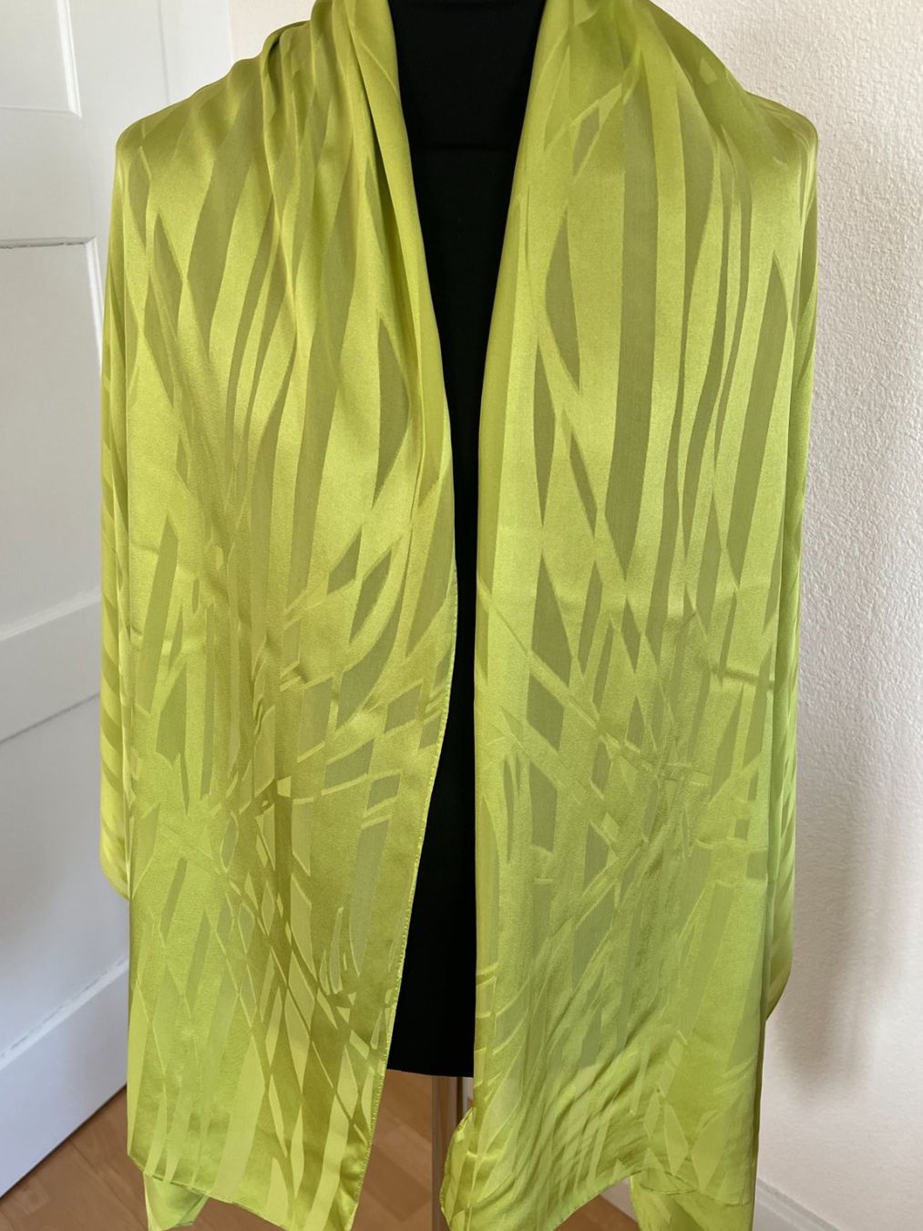 Colora Foulard & Sciarpe: Colora Schal, 100% Seide, Hellgrün, NEU – Nuovo e nell'imballaggio originale da Worb venduto da farben20zauber 2