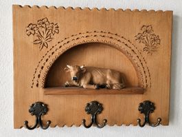 Antike Wandgarderobe aus Holz mit Kuhfigur